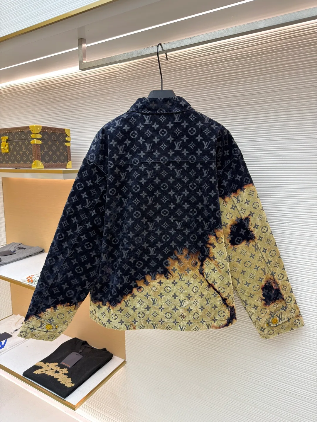LOUIS VUITTON bonfire flocked denim jacket ●Original version: purchased and developed by 29909 ●Item number: 1681698-D90 ●Fabric: jacquard flocked denim fabric ●Technology: Shaohua production ●Version: fitted version ●Weight: about 1345 grams ●Size: 46-48-50-52 ●Description: Jacquard flocked denim fabric using twill weave. The texture is thick and the twill texture and clear lines have been properly processed. The fabric is custom-dyed and spun yarn is flocked, with the classic presbyopia pattern throughout. The entire piece of garment is cut using infrared laser positioning. The body is cut by hand to match the pattern. The pieces are cut and positioned to match the pattern. The entire width of the garment is fixed with single-needle embroidery in thick lines. From the waistband, trouser pockets, and pockets, all are made to high-end sewing standards, and multiple processes are exclusively developed and customized, resulting in huge fabric losses. Each piece is made by a master with rich washing experience. He uses gauze to dip acrylic paint and apply it evenly on the flocking surface by hand according to the original positioning method. The dyeing time is controlled, and the scrap rate of defective products is extremely high. Each large piece presents a unique fire cloud effect. The overall wiring is straight and delicate, the fabric is comfortable and soft, and the color is consistent without color difference. It can be matched with the same style to create a fashionable look and control various occasions. Customized accessories, complete with three standards, same style for men and women!
